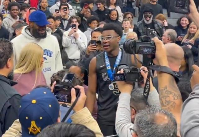 詹皇见证二儿子高中夺冠!未来父子三人NBA同台?